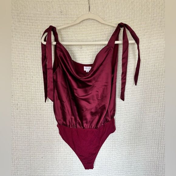 Le Lis Bodysuit✨ - Picture 2 of 8
